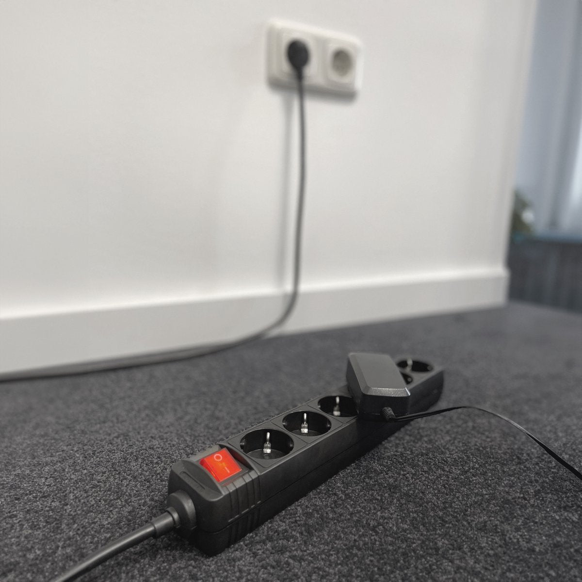 ACT AC2465 Stekkerdoos met lichtgevende schakelaar, 6 sockets, 3 m, zwart AC2465